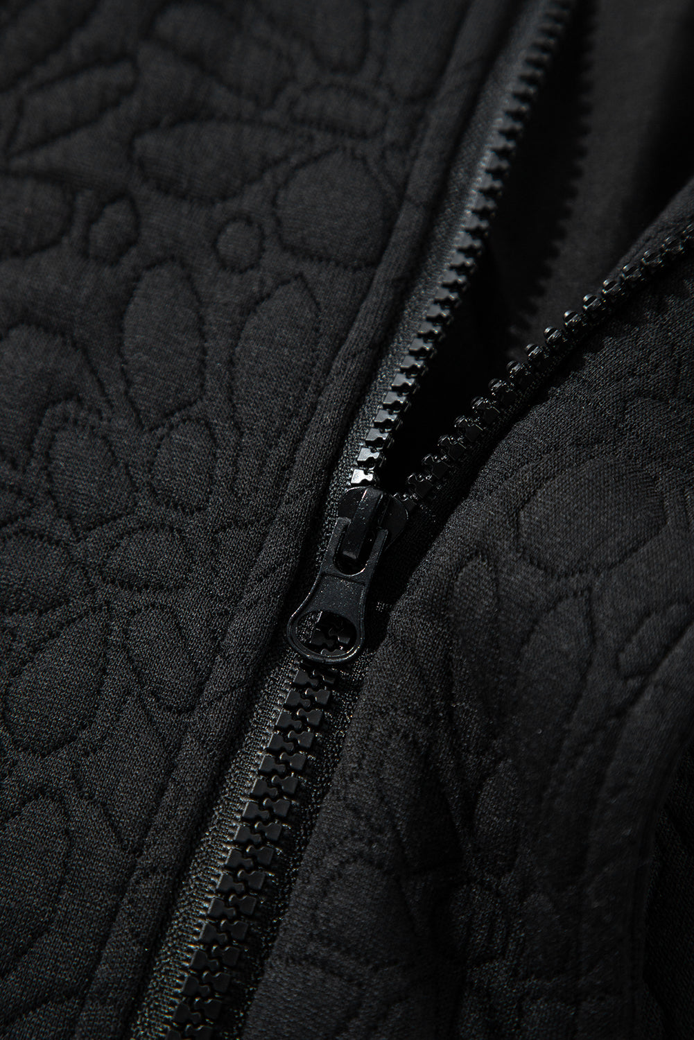 Schwarze gesteppte jacke mit blumenmuster