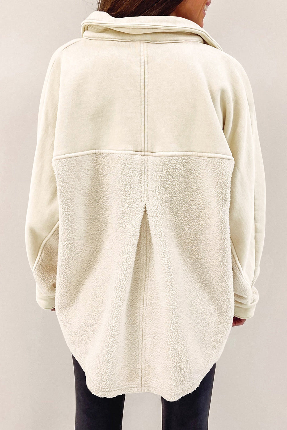 Beige knopfleiste mit nähten tasche rohsaum jacke