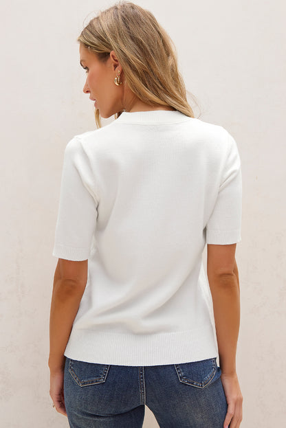 Weißer kurzarm-pullover mit niedlichen blumenapplikationen