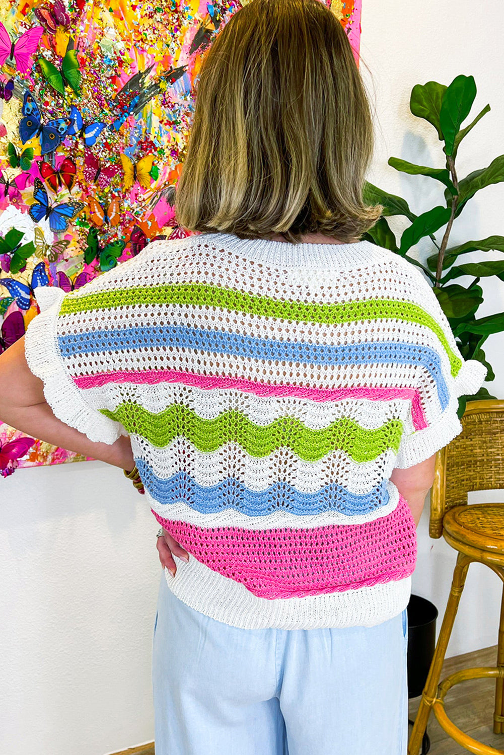 Weißes colorblock-häkelstrick-top mit gerafften kurzen ärmeln