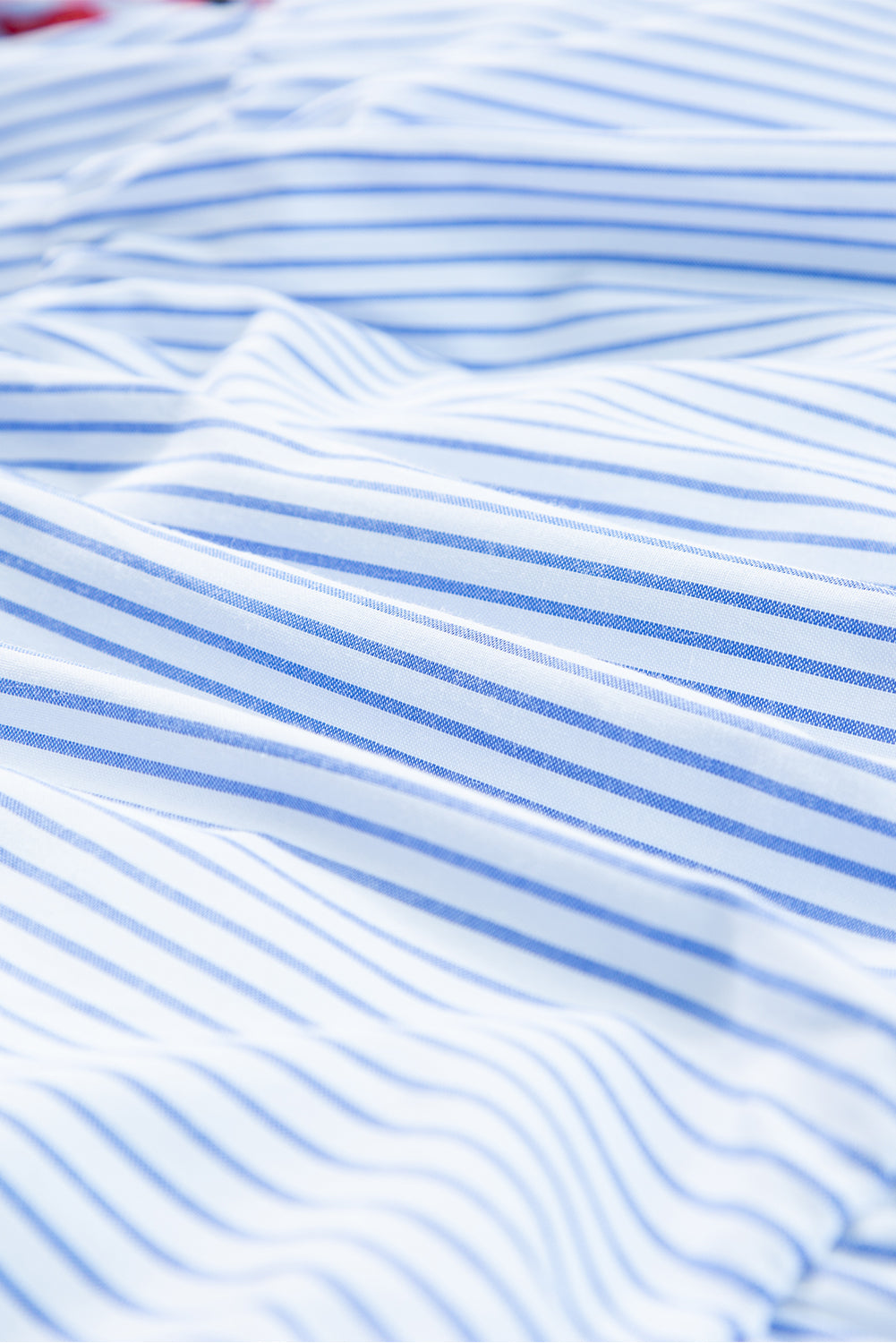 Himmelblau gestreiftes Kleid mit Puffärmeln und Rüschen in Kontrastfarbe