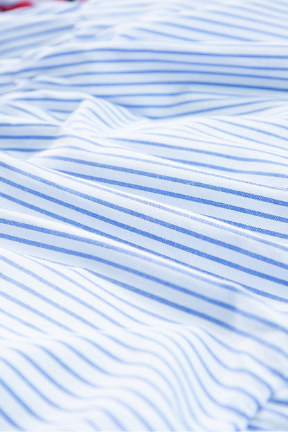 Himmelblau gestreiftes Kleid mit Puffärmeln und Rüschen in Kontrastfarbe