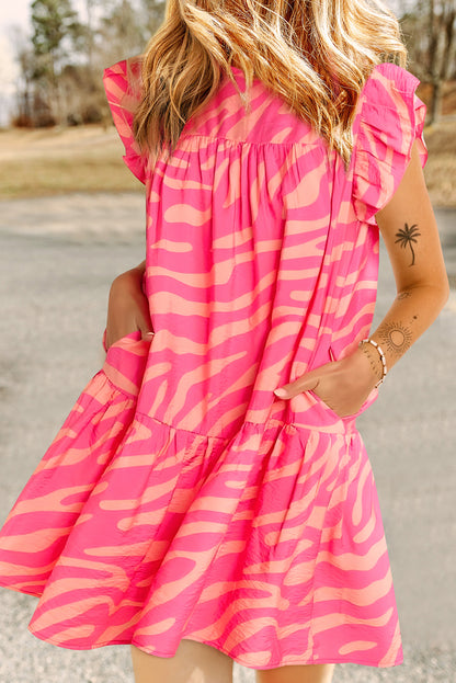 Rosa zebrastreifen bedrucktes kleid mit rüschenbesatz und taschen