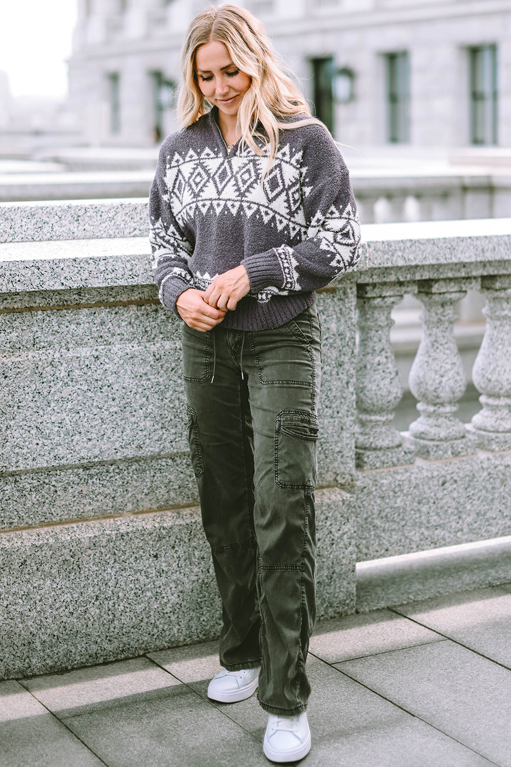 Grauer western pullover mit geometrischem aufdruck und viertelreißverschluss