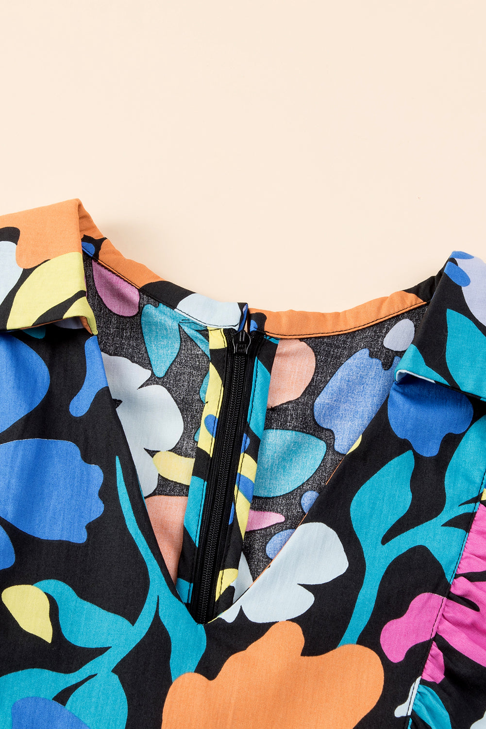 Blaues ausgestelltes Kleid mit geteiltem Halsausschnitt und Blumenmuster