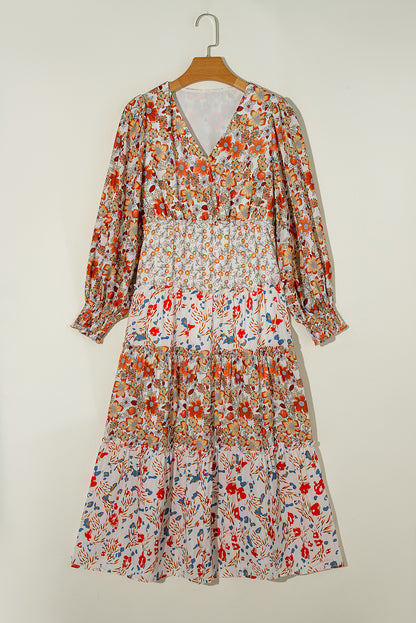 Khakifarbenes langarm-midikleid mit blumenmuster und gerafftem v-ausschnitt