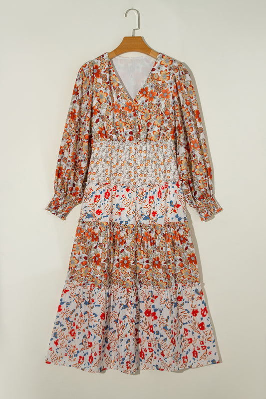Khakifarbenes langarm-midikleid mit blumenmuster und gerafftem v-ausschnitt