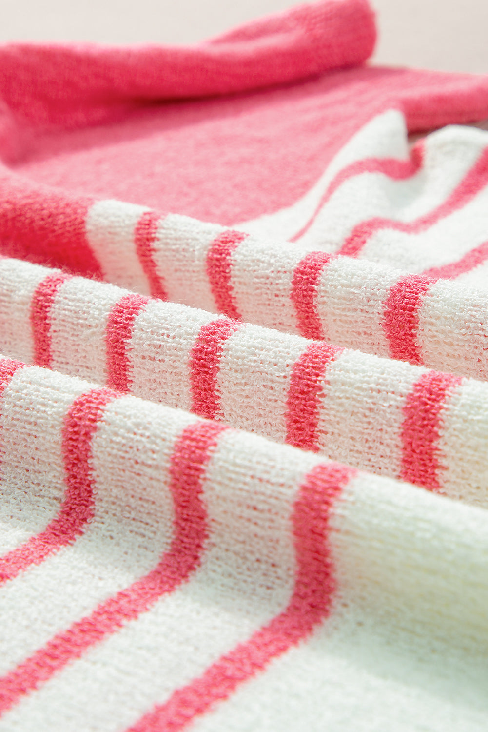 Erdbeerrosa kontraststreifen v-ausschnitt gestricktes kurzarm-top