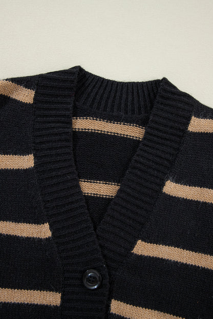 Schwarzer gestreifter, geknöpfter v-ausschnitt, lockere strickjacke mit hängenden schultern