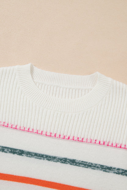 Weißer bunt gestreifter pullover mit rippstrickmuster