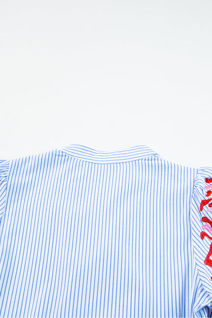 Himmelblau gestreiftes Kleid mit Puffärmeln und Rüschen in Kontrastfarbe