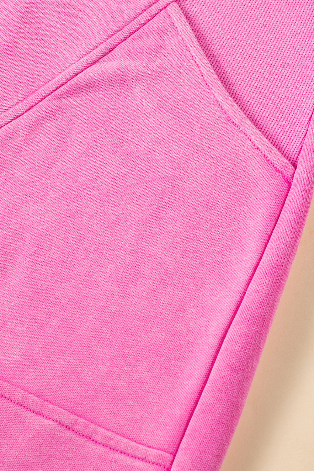 Bonbon sweatshirt-kleid mit viertelreißverschluss und kapuzenärmel