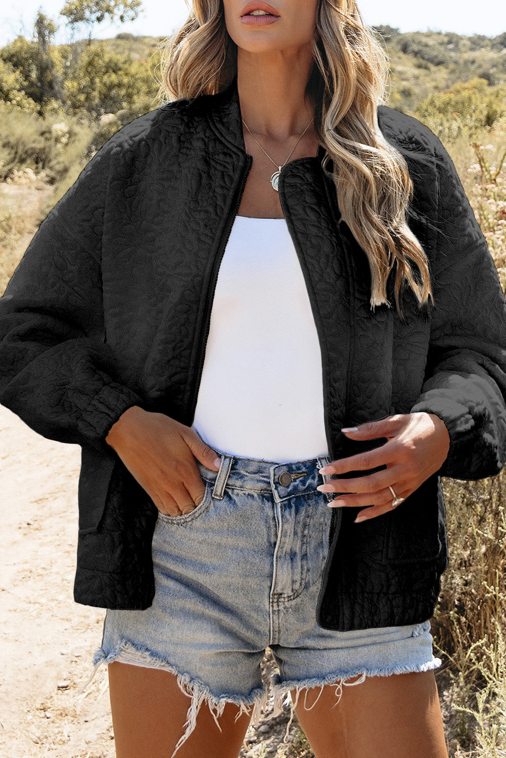 Schwarze gesteppte jacke mit blumenmuster