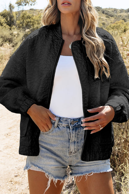 Schwarze gesteppte jacke mit blumenmuster