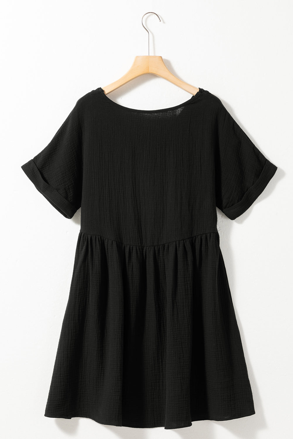 Schwarzes gefaltetes minikleid mit kurzen ärmeln und v-ausschnitt
