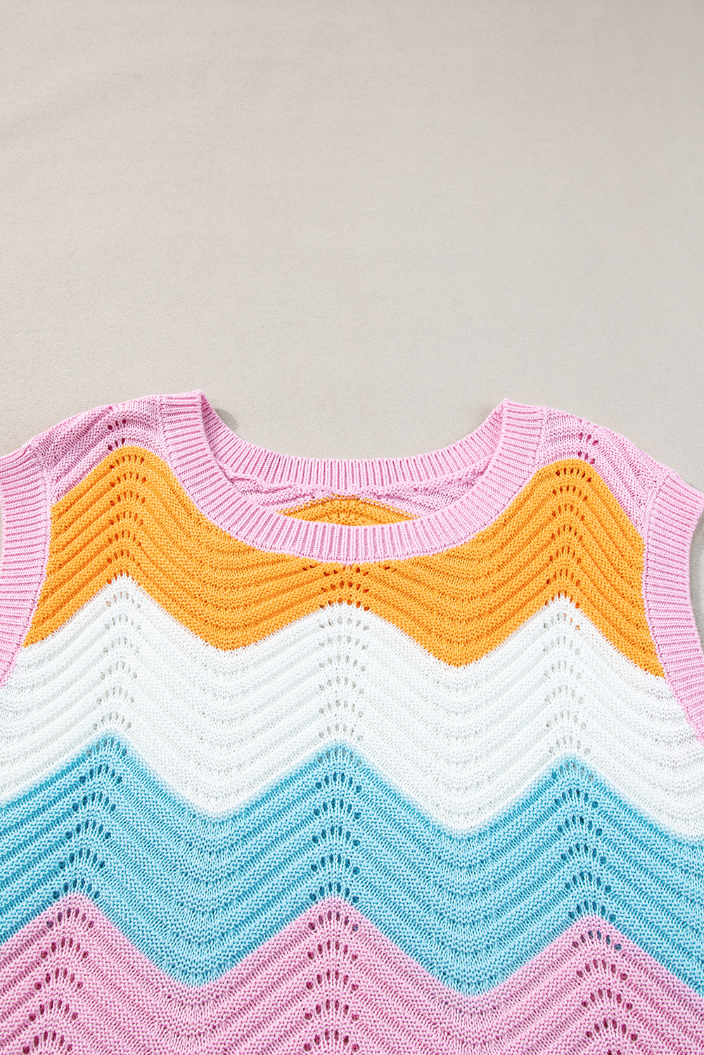 Mehrfarbig gestreifte colorblock strickweste mit wellenschliff