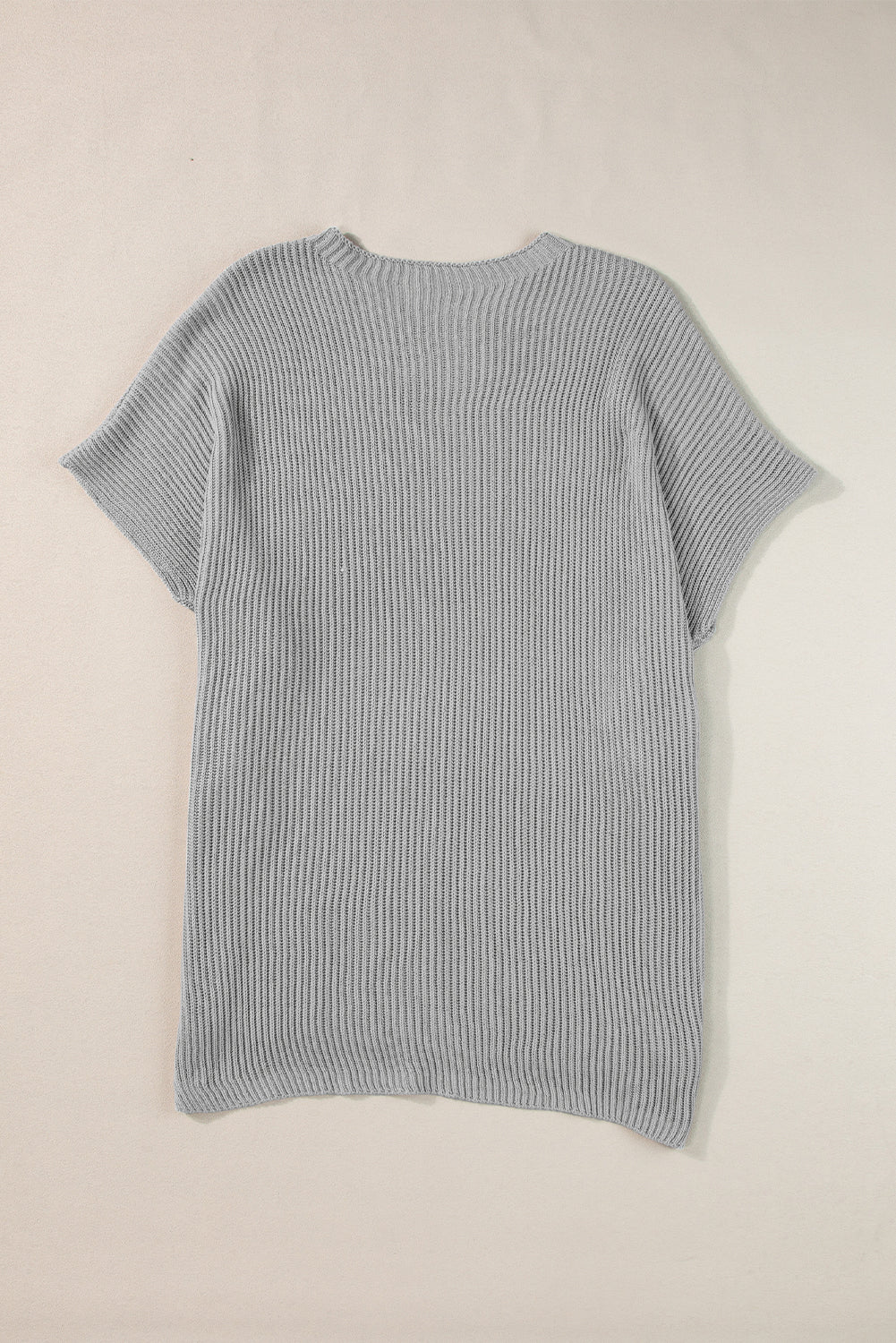 Grauer pullover mit kurzen ärmeln und seitenschlitz in übergröße