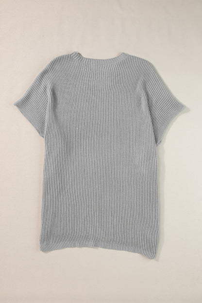 Grauer pullover mit kurzen ärmeln und seitenschlitz in übergröße