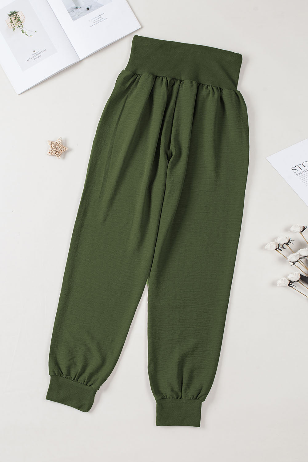 Grüne freizeit-jogger mit taschen