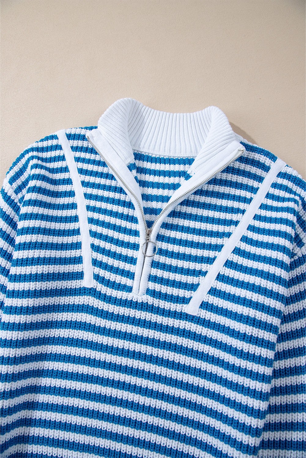 Himmelblauer streifen-pullover mit reißverschluss und schultertasche