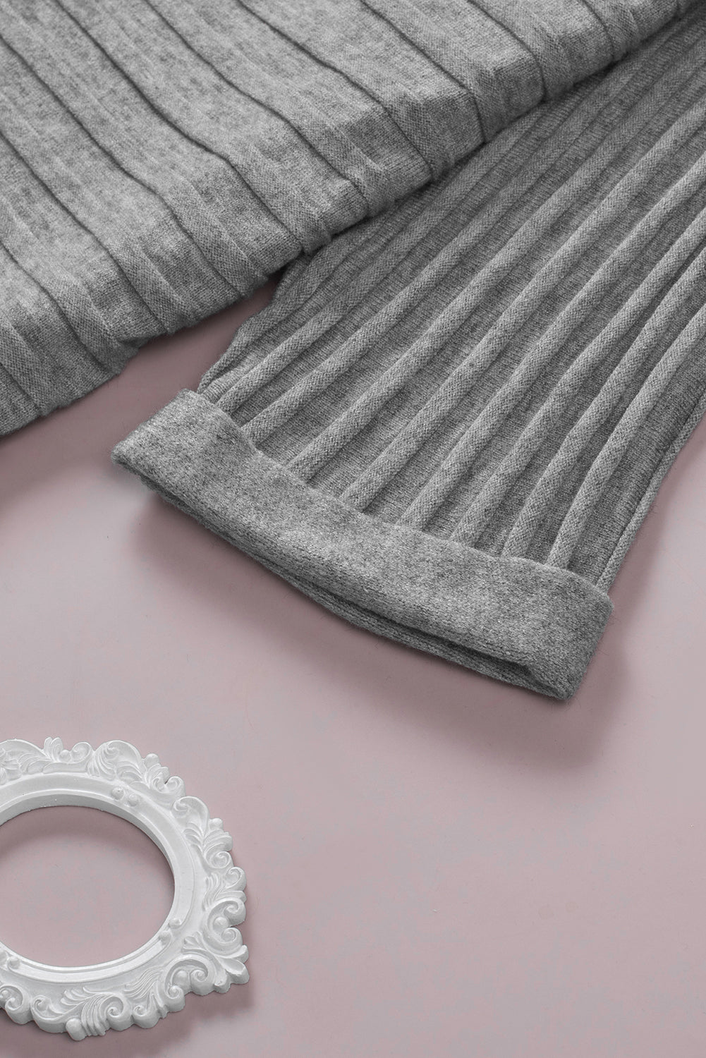 Grauer gerippter strickcardigan mit offener vorderseite