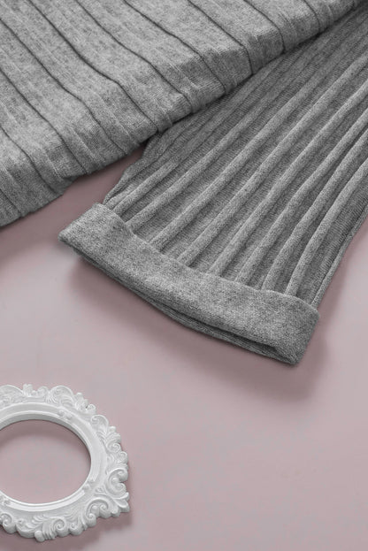 Grauer gerippter strickcardigan mit offener vorderseite