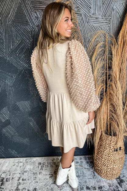Beige verschönertes kleid mit puffärmeln und gestufter a-linie