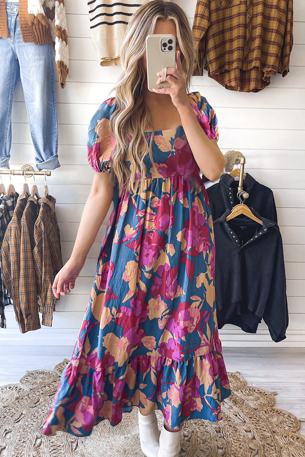 Dunkelblaues Kleid mit quadratischem Ausschnitt und gerafften Ärmeln