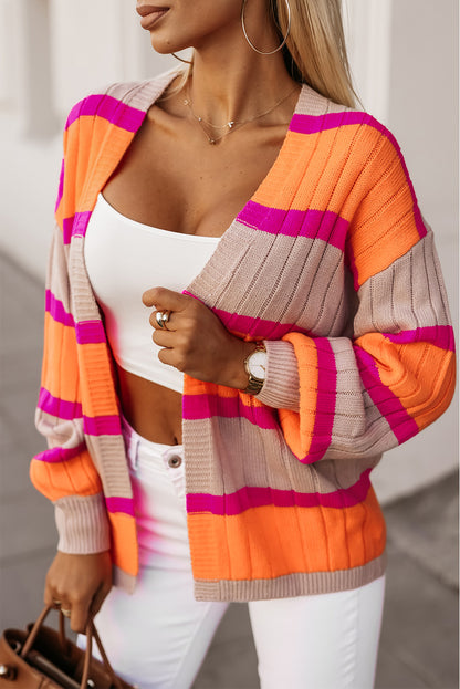 Orange gestreifter colorblock-cardigan mit hängenden schultern