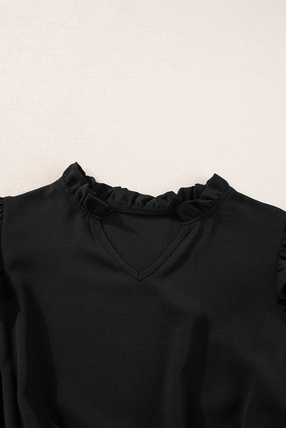 Schwarzes kleid mit flatterärmeln und leopardenmuster
