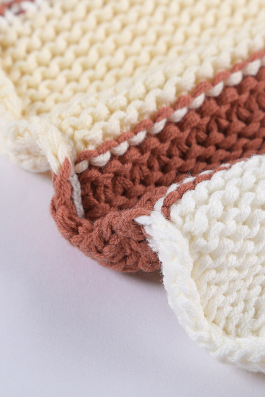 Pullover mit v-ausschnitt und gestrickten laternenärmeln