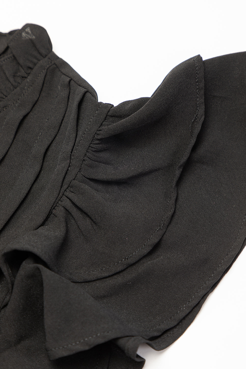 Schwarzes Shiftkleid mit Rüschenärmeln und V-Ausschnitt mit Rüschen