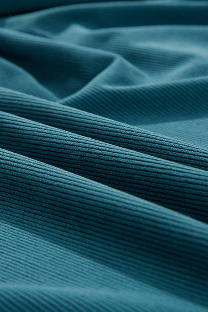 Blaues cord-knopf-kleid mit empire-taille und armband-ärmeln