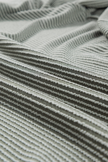 Moosgrüner strickcardigan mit offener vorderseite
