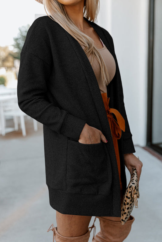 Schwarze thermo-waffelstrick-strickjacke mit taschen