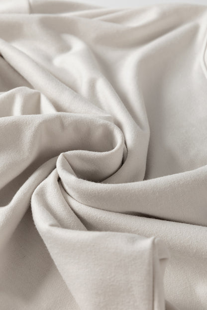 Khakifarbenes t-shirt-kleid mit kalten schultern und schlitzen