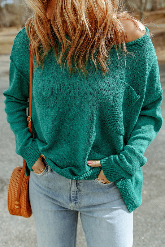 Grüner, farblich abgestimmter, schulterfreier rippenstrickpullover mit tasche