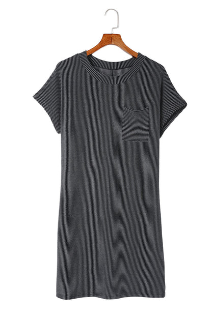 Graues gestreiftes rippenstrick-t-shirt-shiftkleid