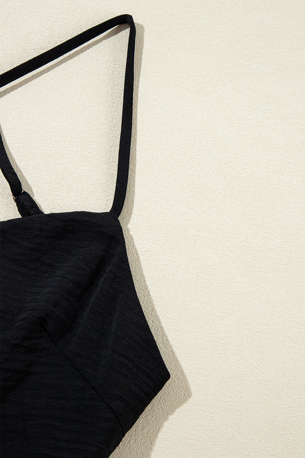 Schwarzes rückenfreies, gestuftes Maxikleid mit Crossover-Rückenausschnitt