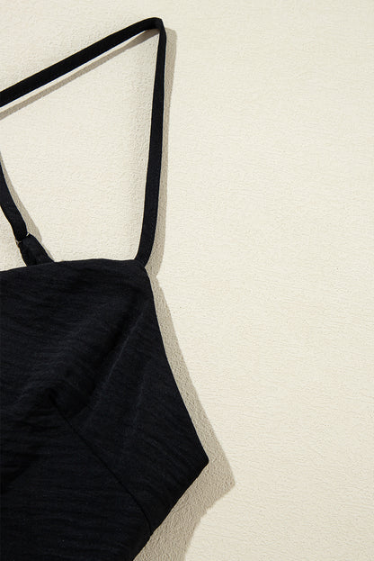 Schwarzes rückenfreies, gestuftes Maxikleid mit Crossover-Rückenausschnitt