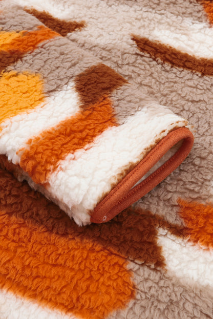 Braune gesteppte azteken-pelzjacke mit aufgesetzten taschen