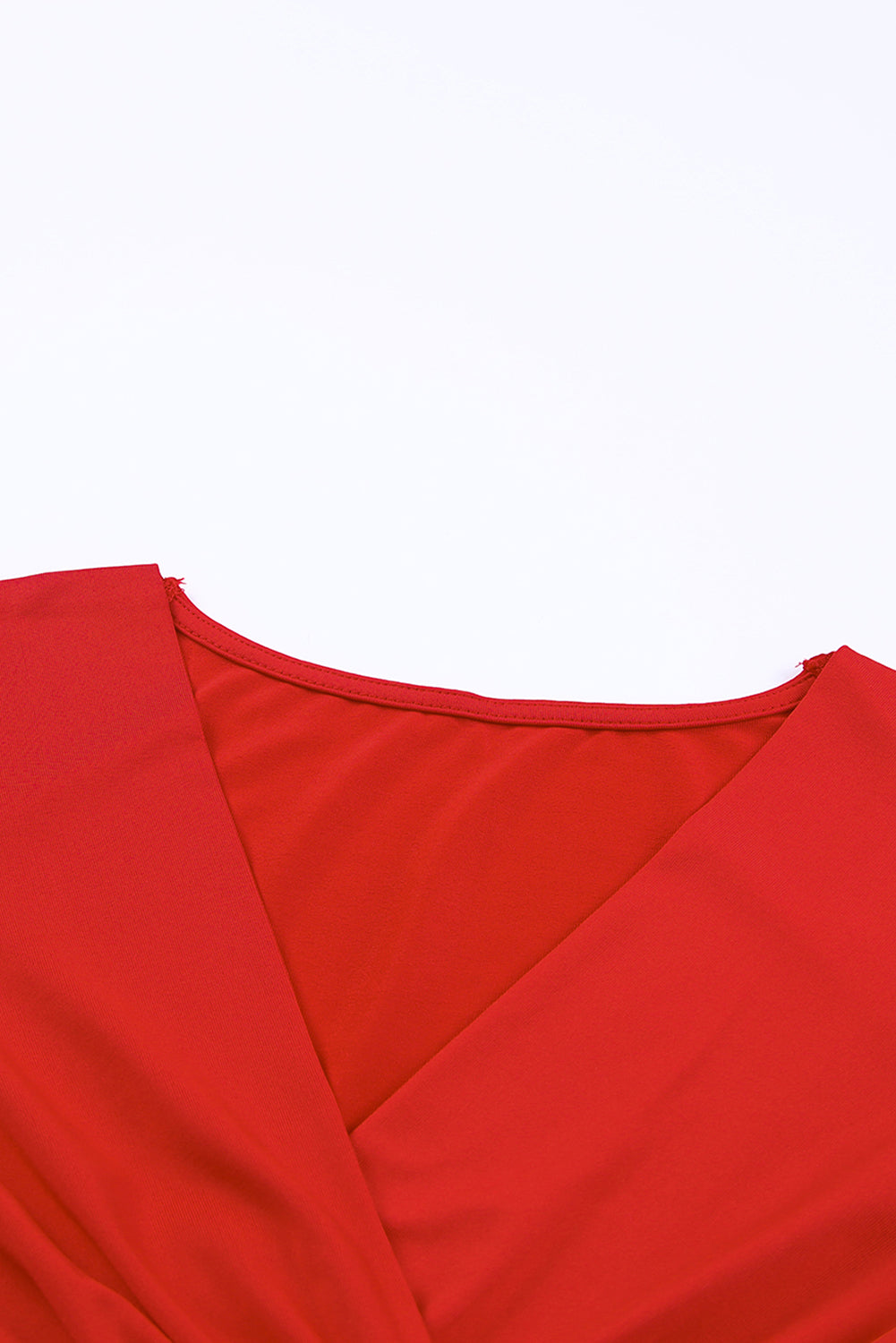 Feurig rotes langärmeliges wickelkleid mit gerüschtem v-ausschnitt und bodycon-kleid