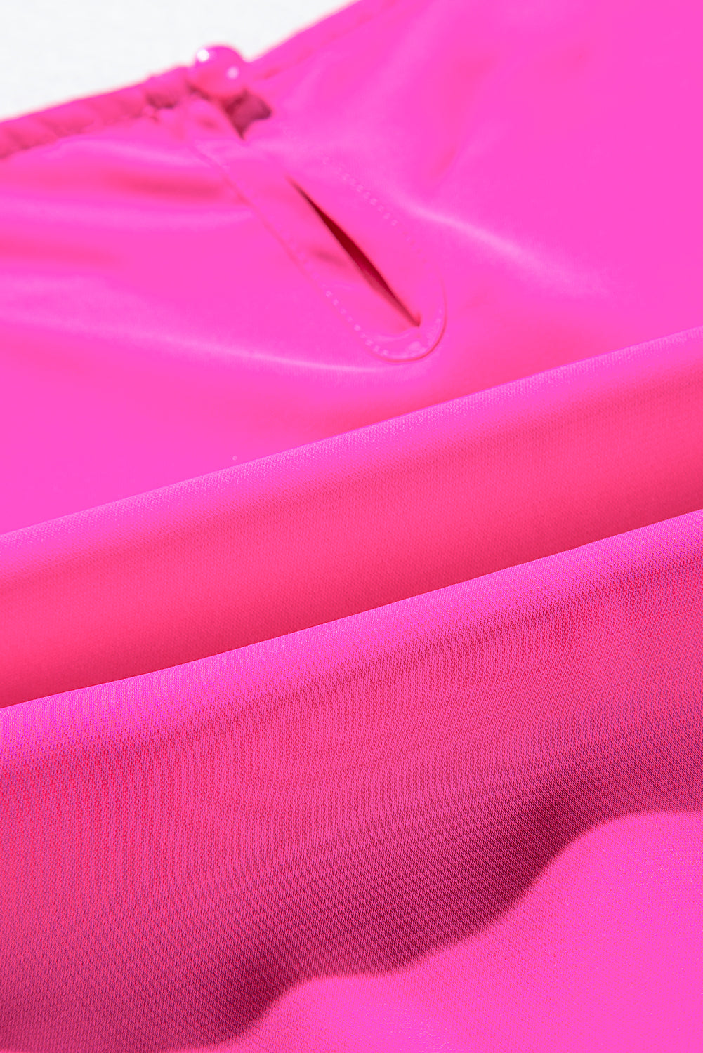 Leuchtend rosafarbenes, plissiertes, geflattertes minikleid
