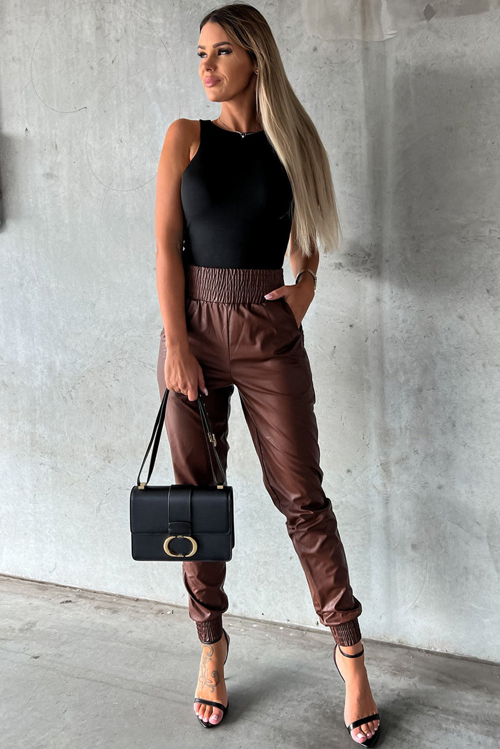 Braune gesmokte leder-skinny-hose mit hoher taille
