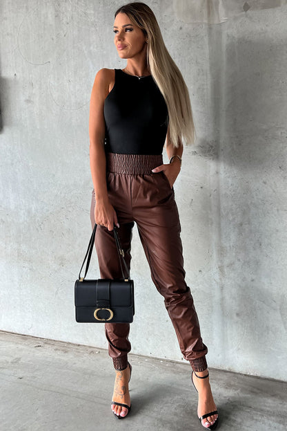 Braune gesmokte leder-skinny-hose mit hoher taille