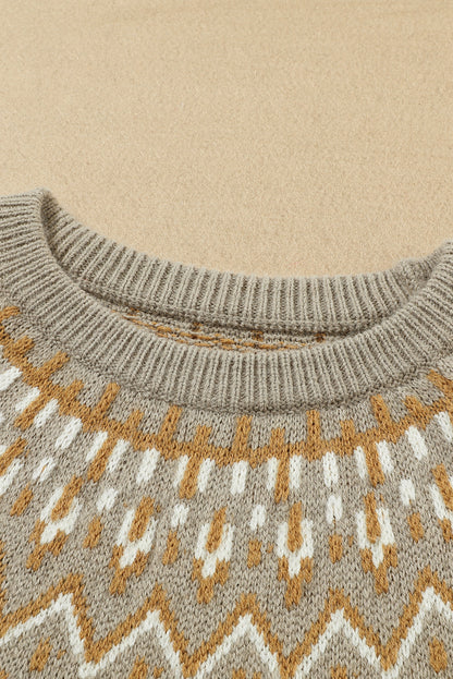 Grauer pullover mit geometrischem muster und geripptem rundhalsausschnitt