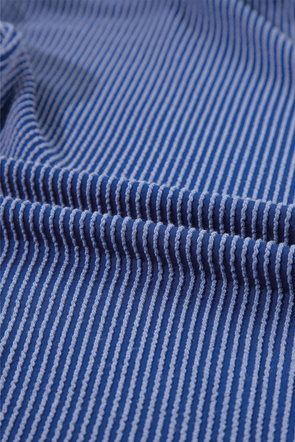 Segelblaues t-shirt-kleid mit strukturierten rippenärmeln