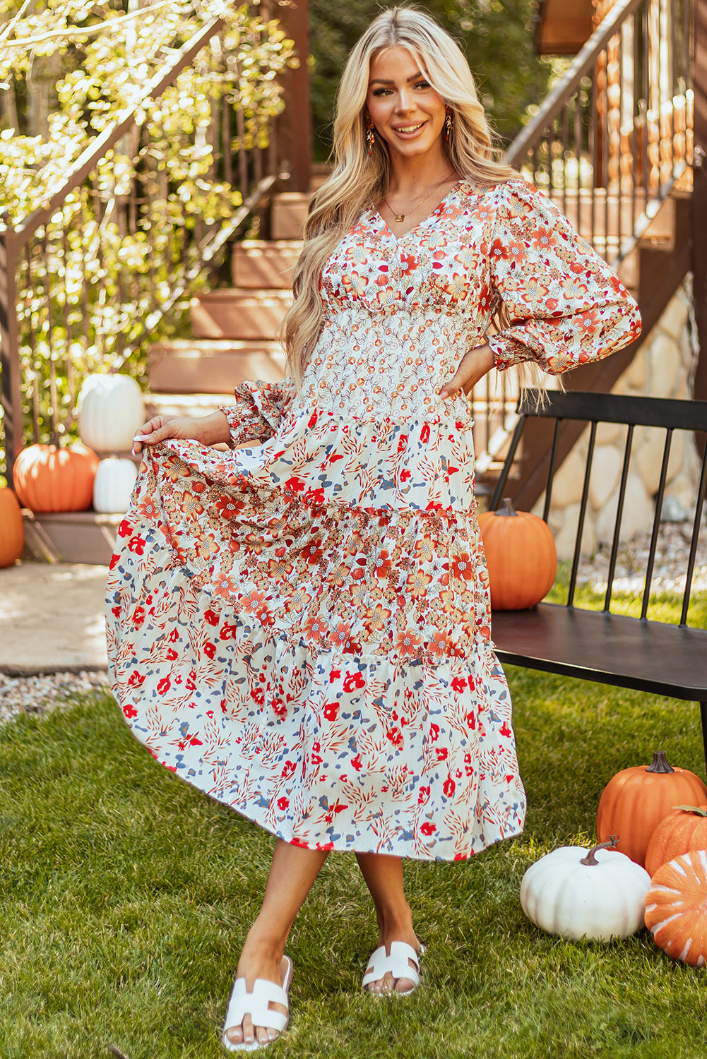Khakifarbenes langarm-midikleid mit blumenmuster und gerafftem v-ausschnitt