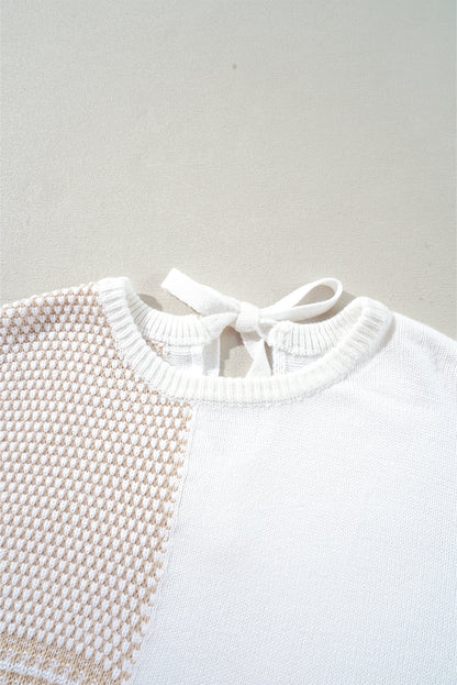 Haferflockenfarbener strickpullover mit gemischtem muster und schlüsselloch für die schultern
