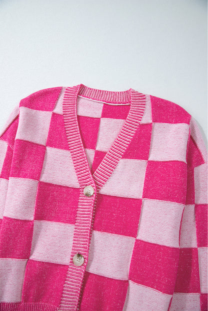Rosa karierte strickjacke mit v-ausschnitt und geknöpften schultern
